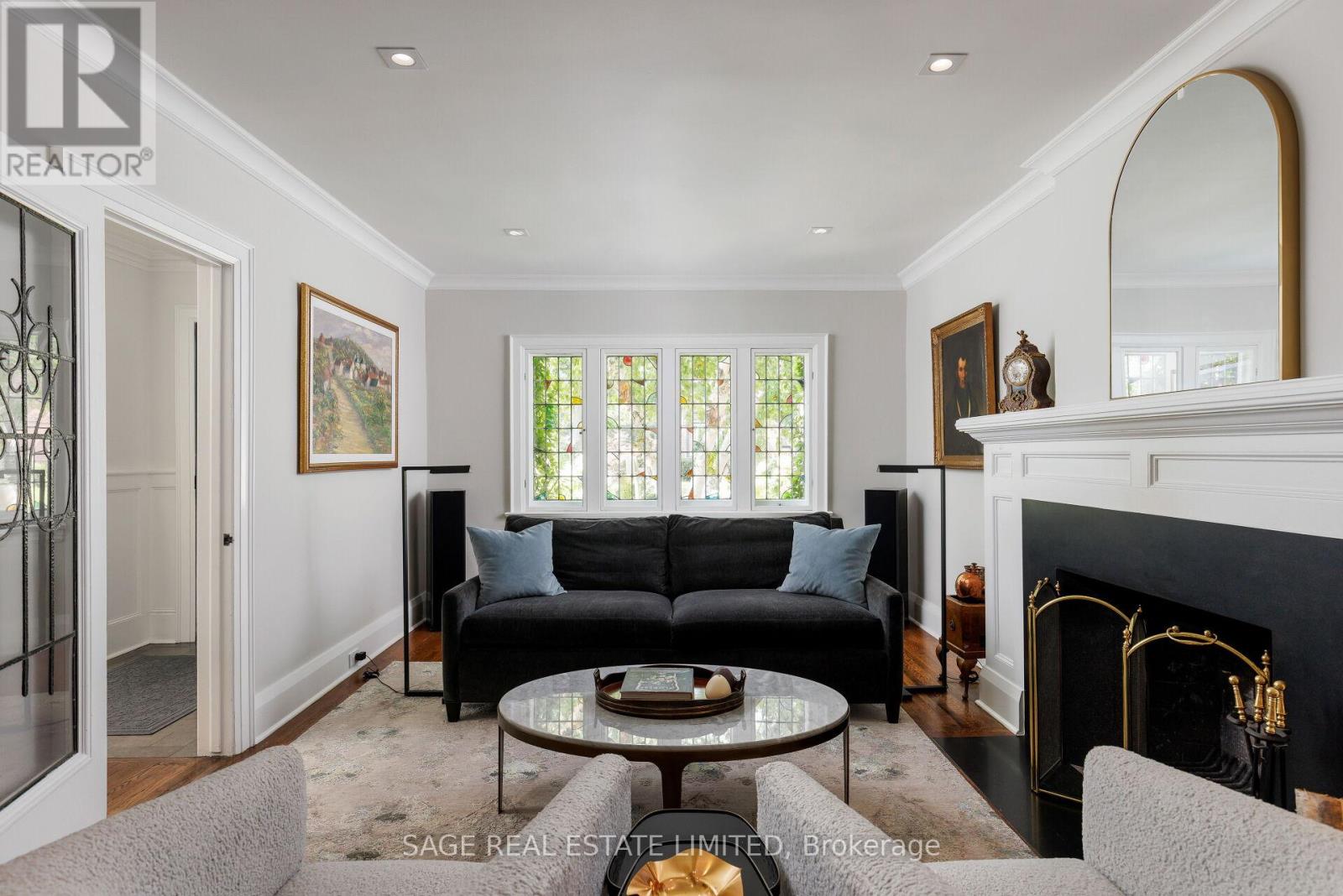 35 Grenview Boulevard N, Toronto, Ontario  M8X 2J9 - Photo 4 - W12924178