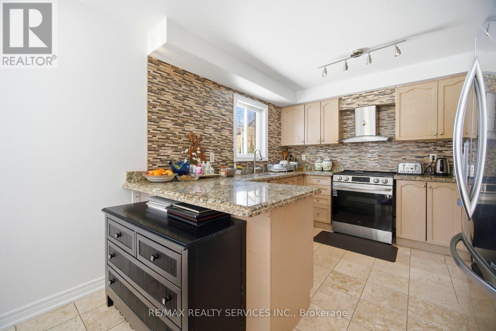 28 Gold Park Place, Brampton, Ontario  L7A 2E2 - Photo 15 - W12924284