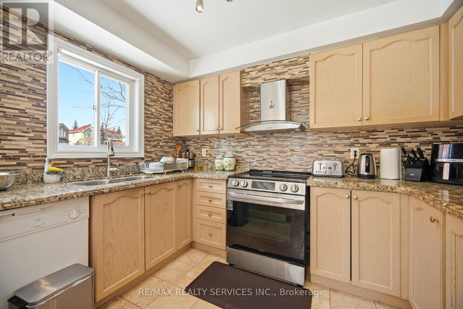 28 Gold Park Place, Brampton, Ontario  L7A 2E2 - Photo 16 - W12924284