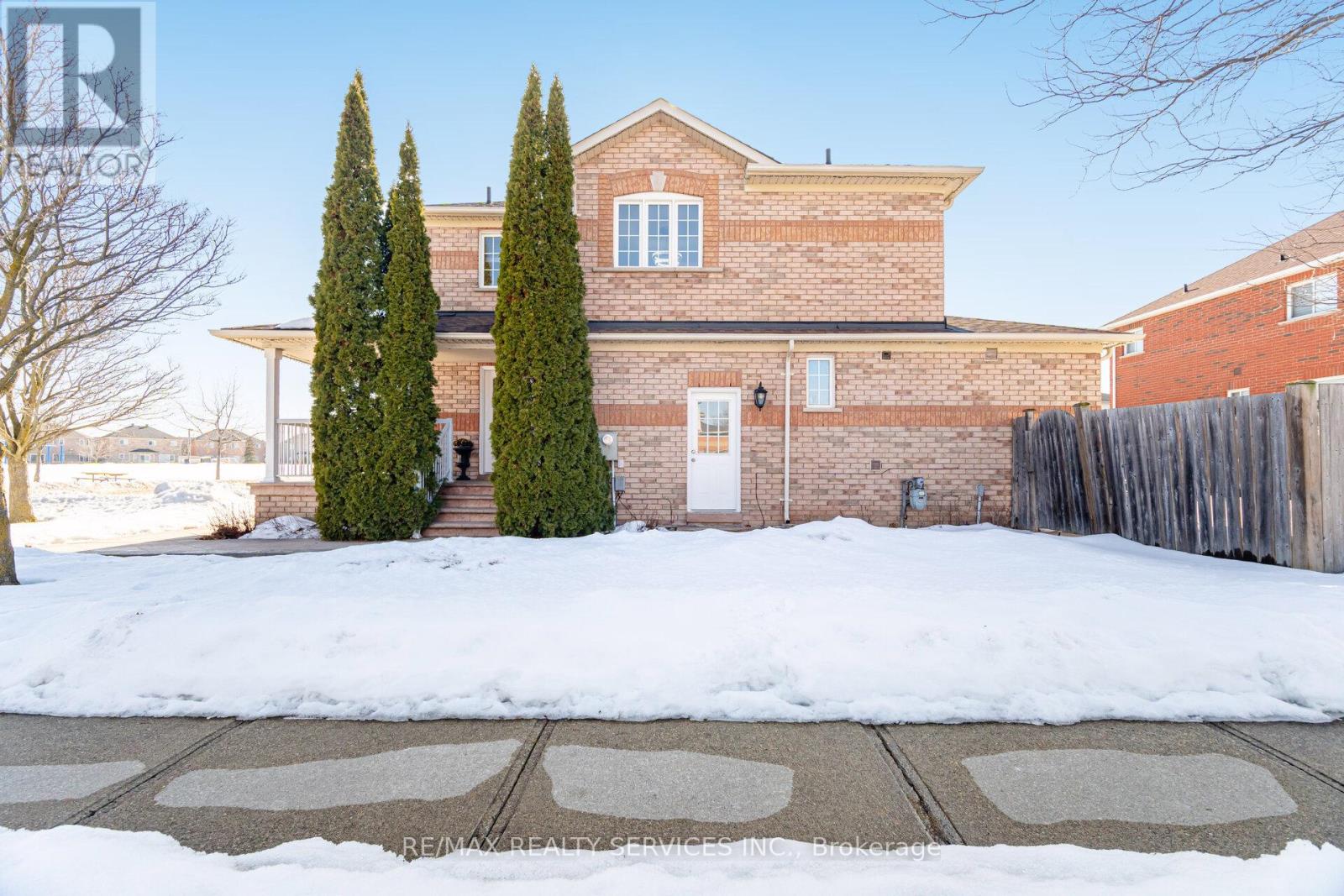 28 Gold Park Place, Brampton, Ontario  L7A 2E2 - Photo 3 - W12924284