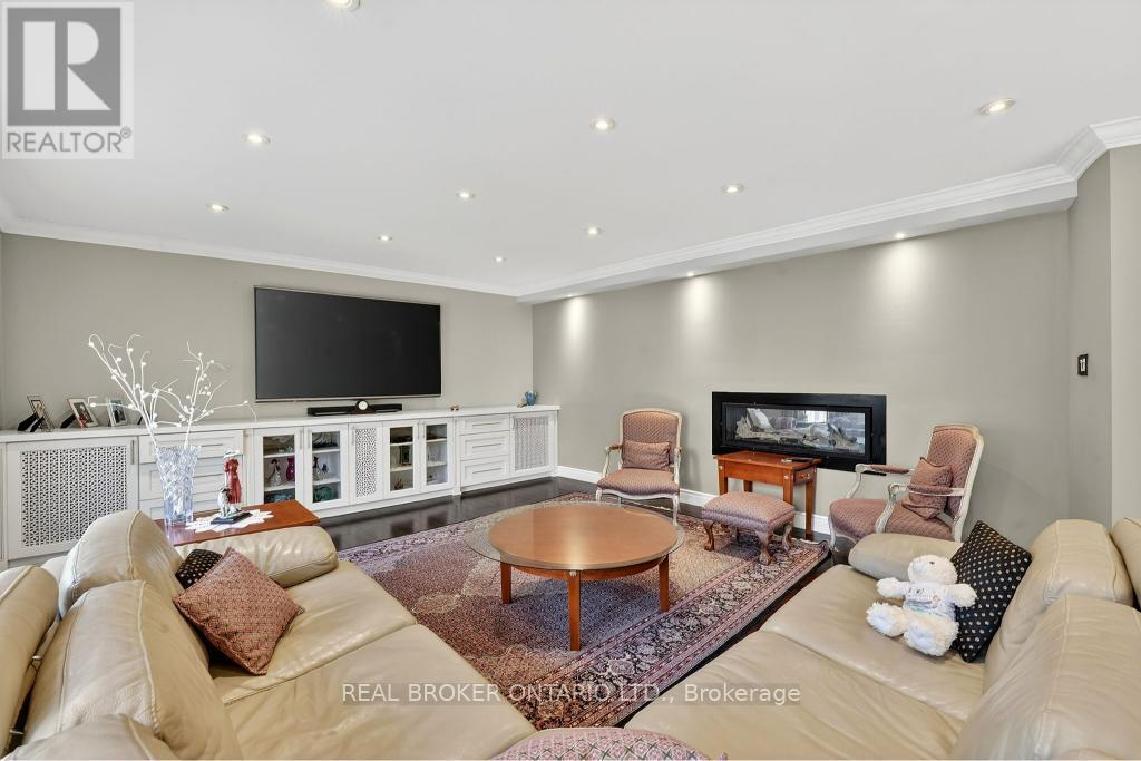 2145 Oneida Crescent, Mississauga, Ontario  L5C 1V7 - Photo 12 - W12924292