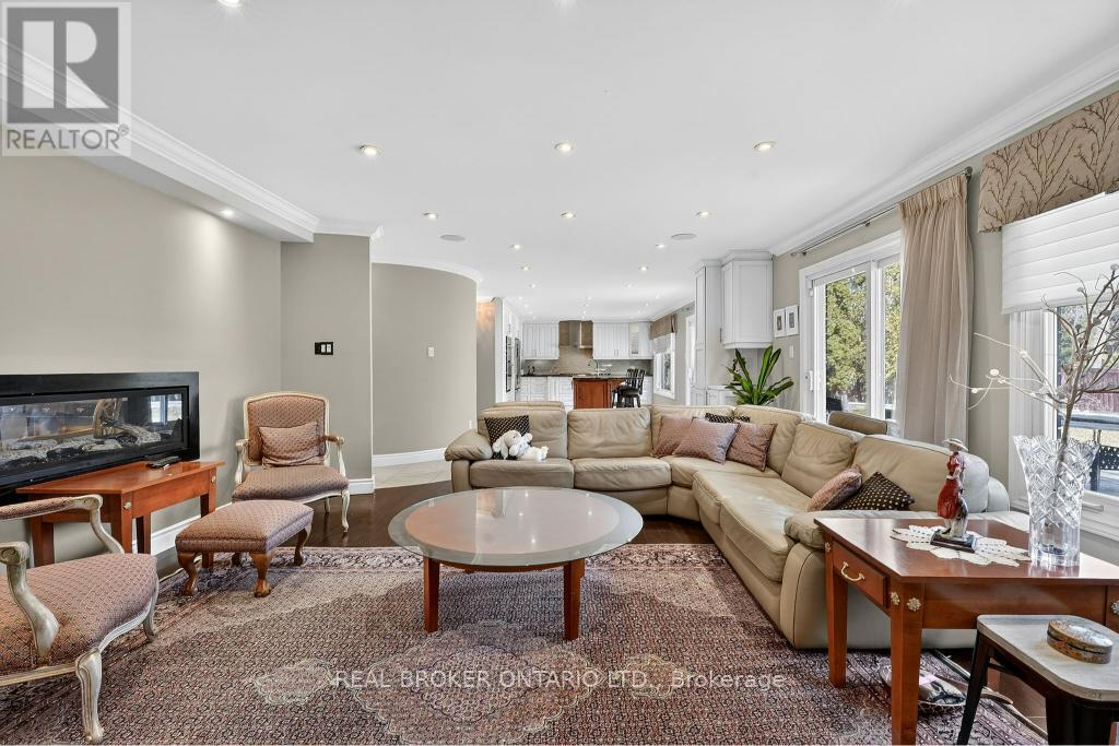 2145 Oneida Crescent, Mississauga, Ontario  L5C 1V7 - Photo 13 - W12924292