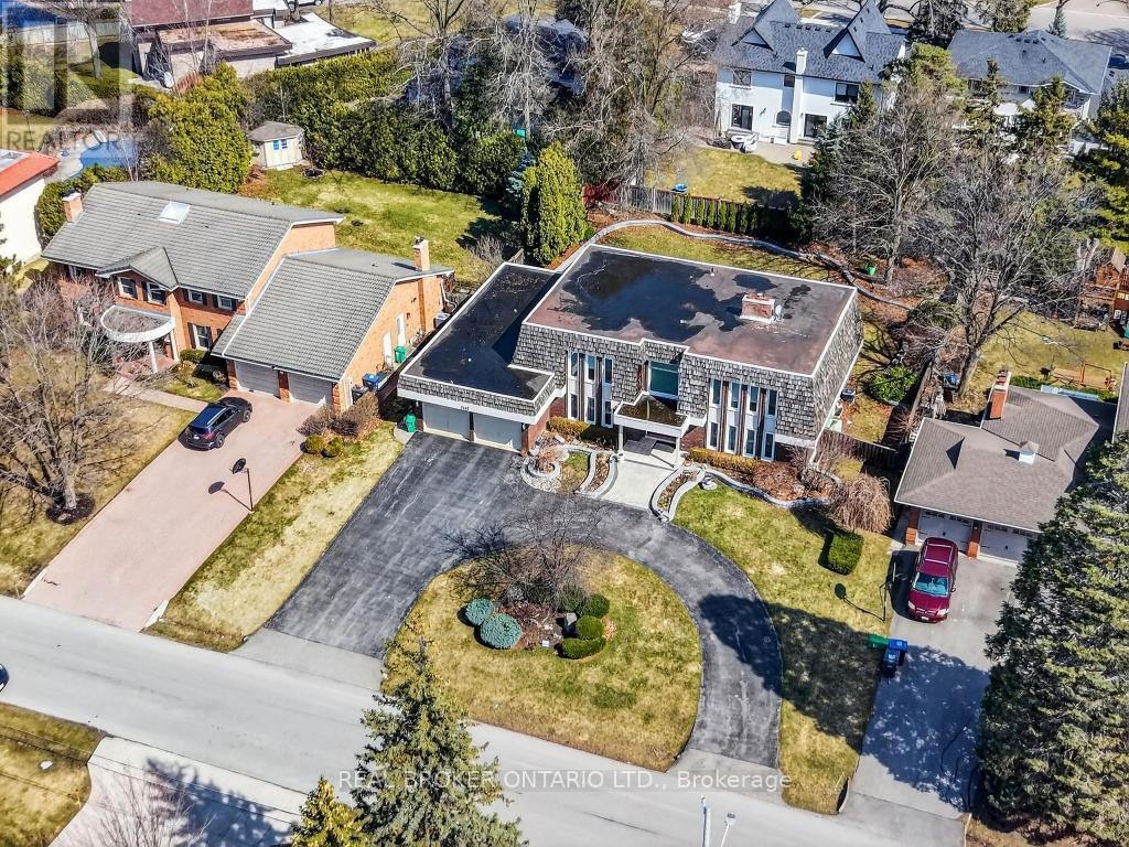 2145 Oneida Crescent, Mississauga, Ontario  L5C 1V7 - Photo 3 - W12924292