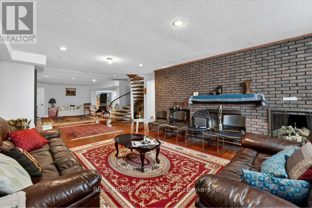 2145 Oneida Crescent, Mississauga, Ontario  L5C 1V7 - Photo 39 - W12924292