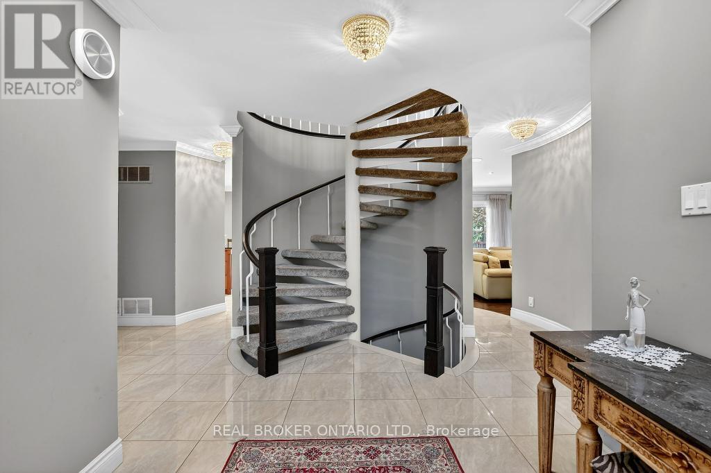 2145 Oneida Crescent, Mississauga, Ontario  L5C 1V7 - Photo 5 - W12924292