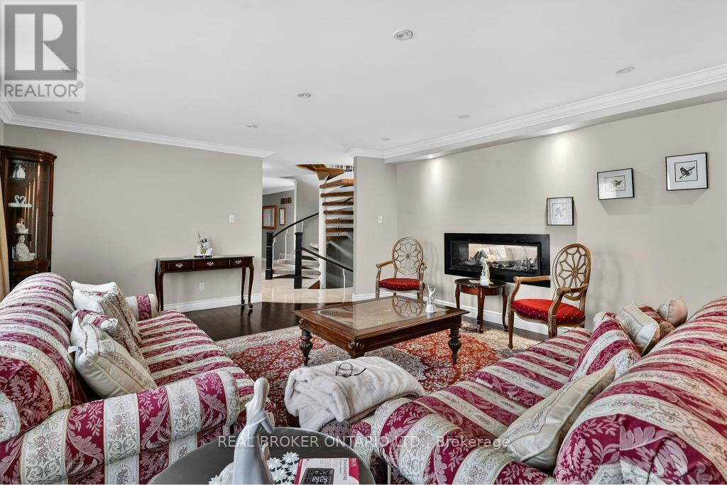 2145 Oneida Crescent, Mississauga, Ontario  L5C 1V7 - Photo 7 - W12924292