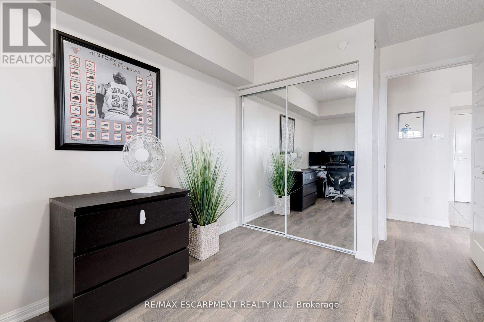 406 - 1045 Nadalin Heights, Milton, Ontario  L9T 8R5 - Photo 11 - W12924378