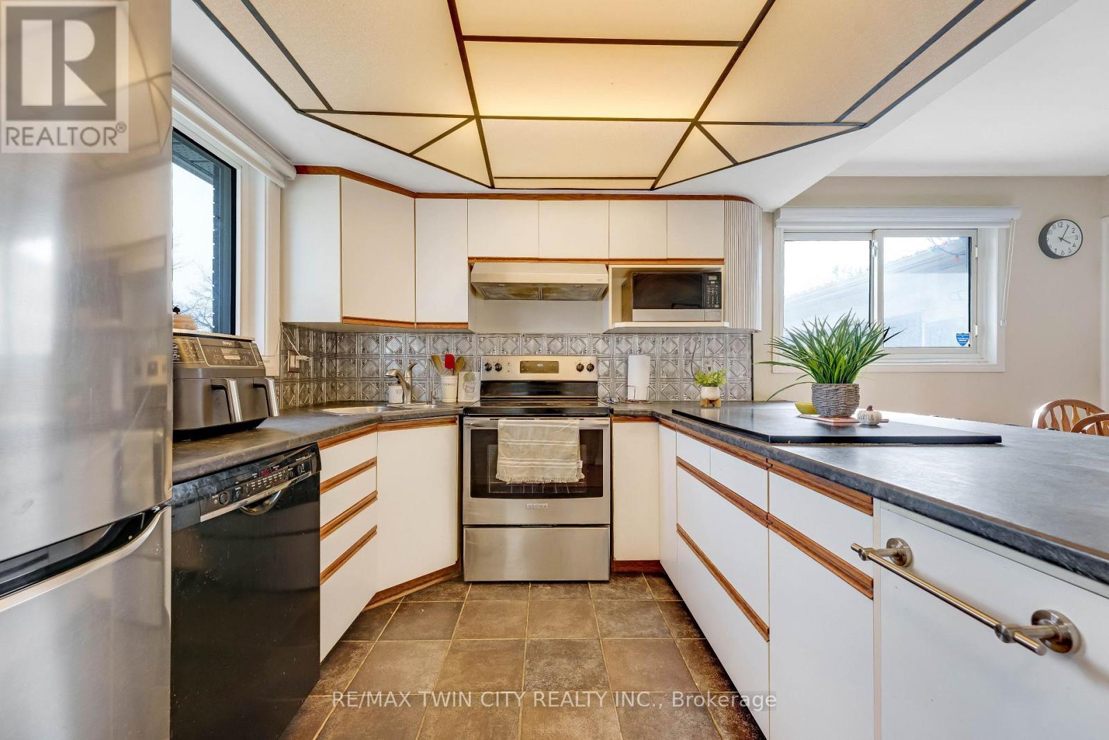 72 St Jerome Crescent, Kitchener, Ontario  N2C 2L2 - Photo 5 - X12924202