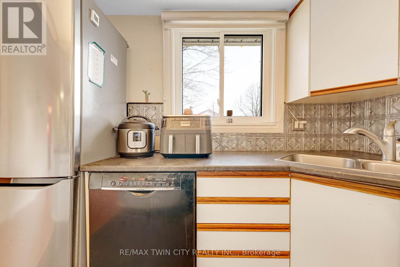 72 St Jerome Crescent, Kitchener, Ontario  N2C 2L2 - Photo 6 - X12924202