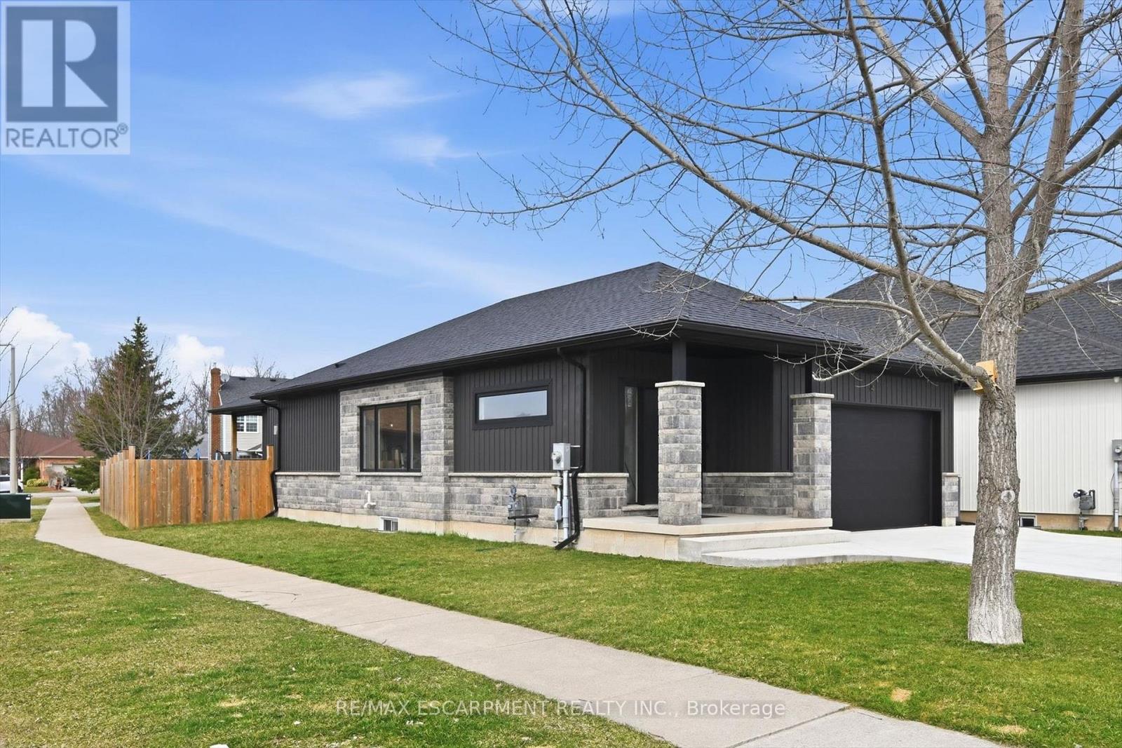 4 Harvard Court, Welland, Ontario  L3B 6E7 - Photo 2 - X12923188