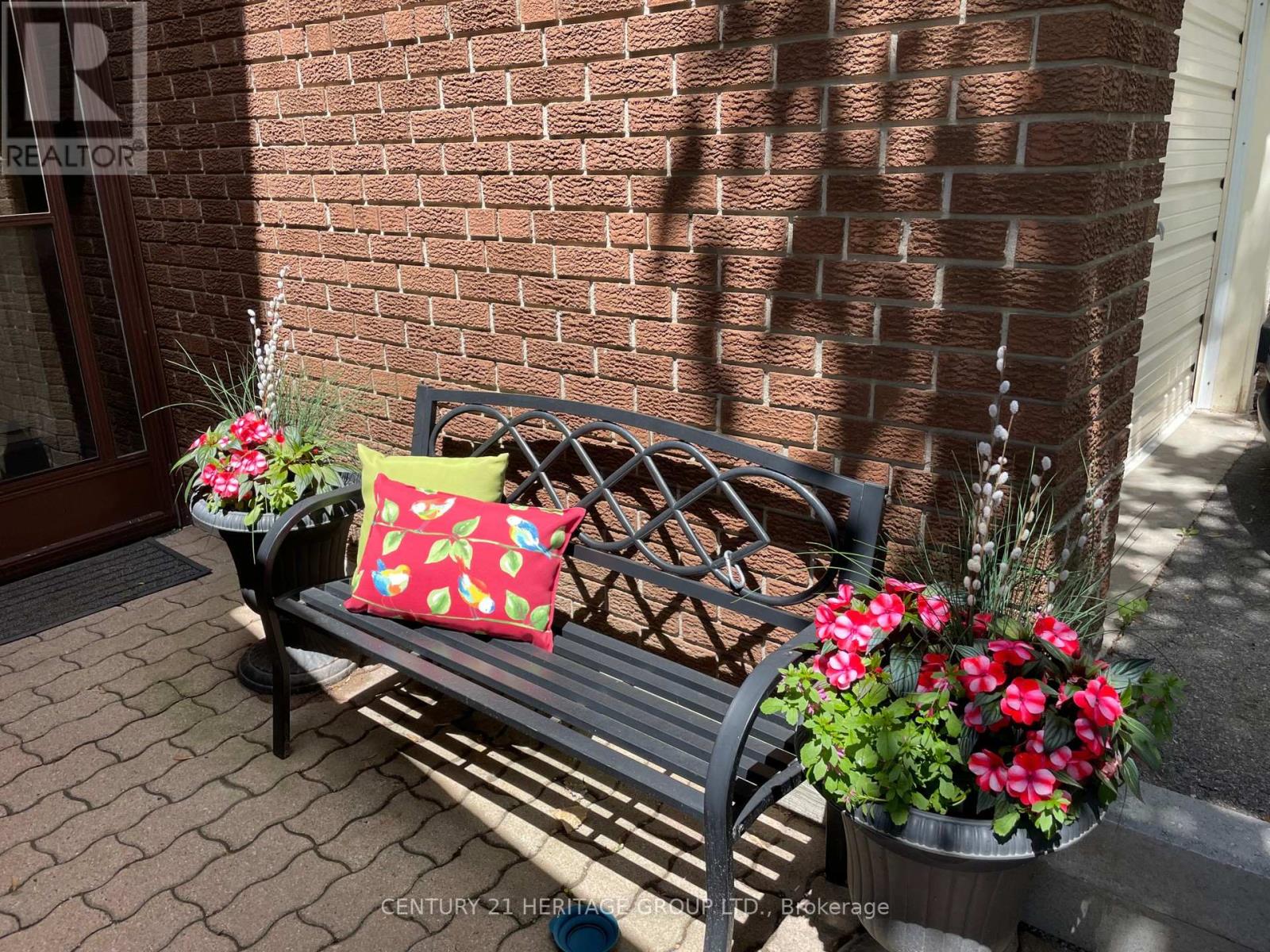 8 Dunkeld Way, Markham, Ontario  L3T 4Y9 - Photo 2 - N12914684