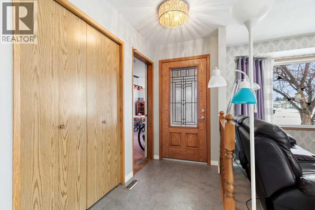 27 Ellis Street, Red Deer, Alberta  T4R 2C8 - Photo 5 - A2289758