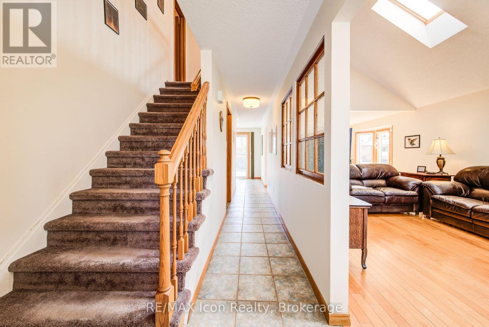 18 Smart Street, Guelph (Kortright West), Ontario  N1G 4L4 - Photo 4 - X12924566