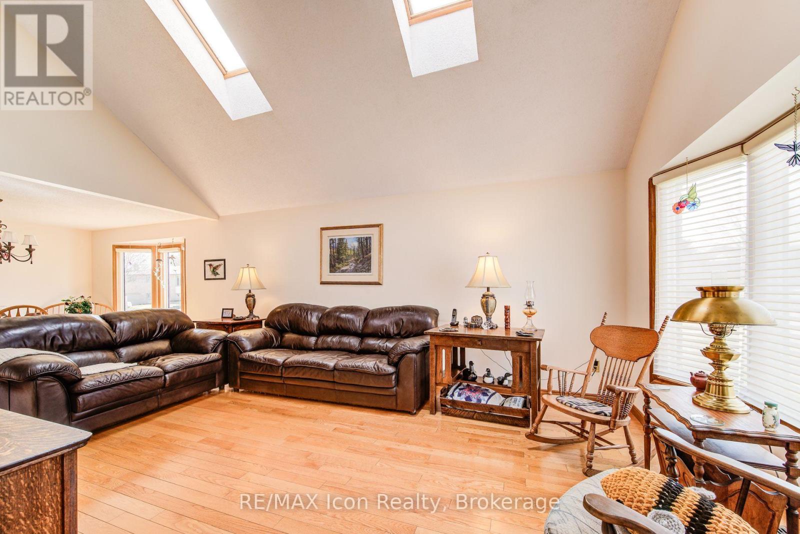 18 Smart Street, Guelph (Kortright West), Ontario  N1G 4L4 - Photo 5 - X12924566