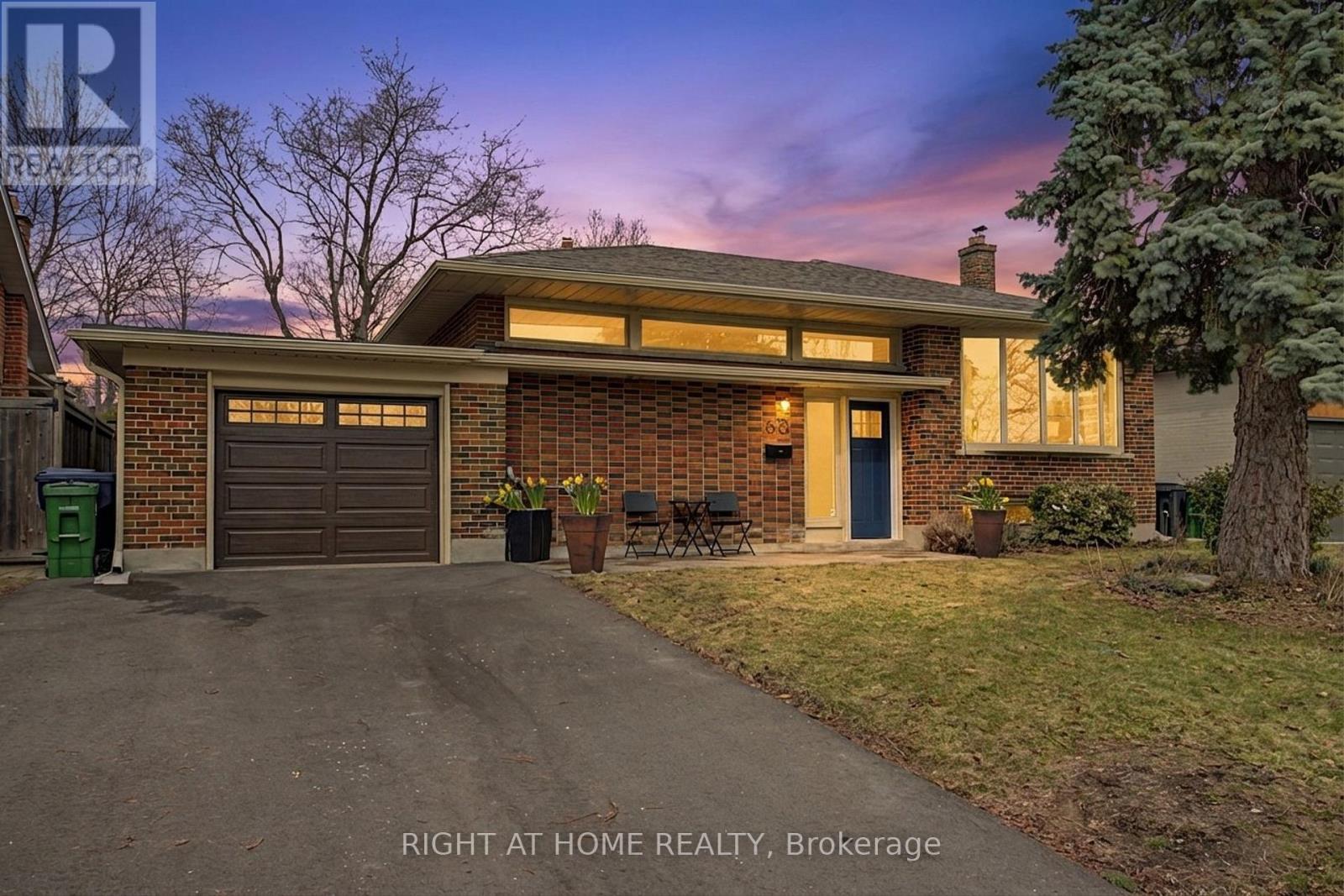 60 LIONEL HEIGHTS CRESCENT, Toronto, Ontario