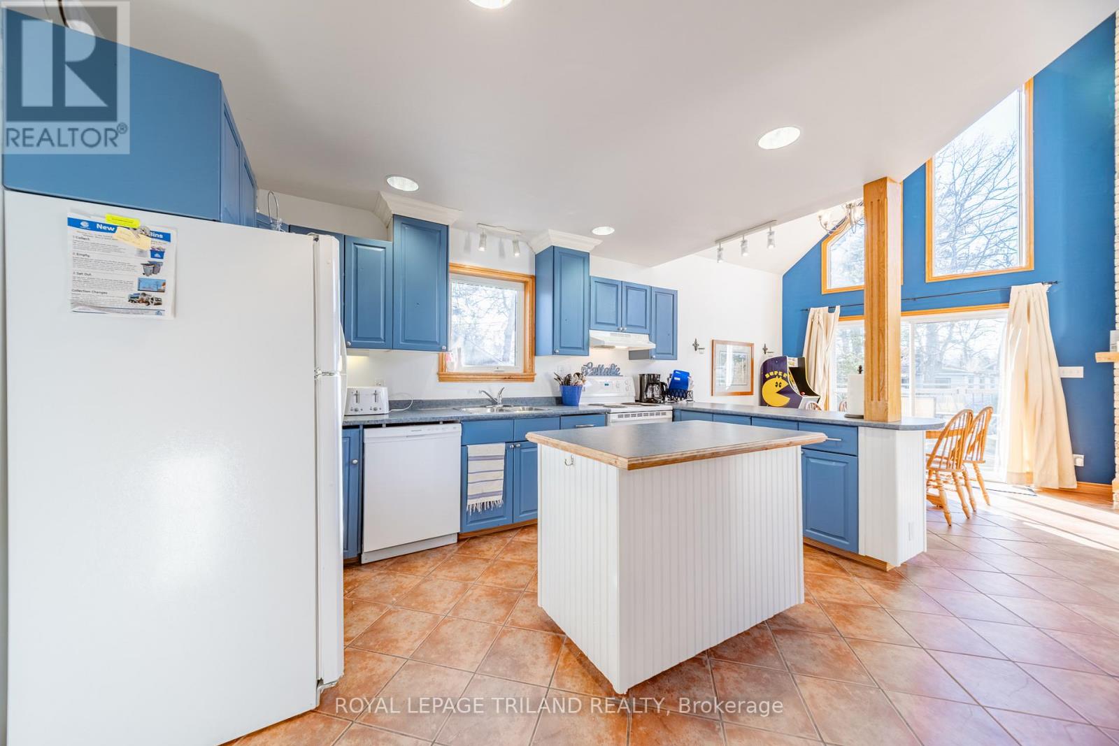 28 Elmwood Avenue, Lambton Shores, Ontario  N0M 1T0 - Photo 14 - X12924414