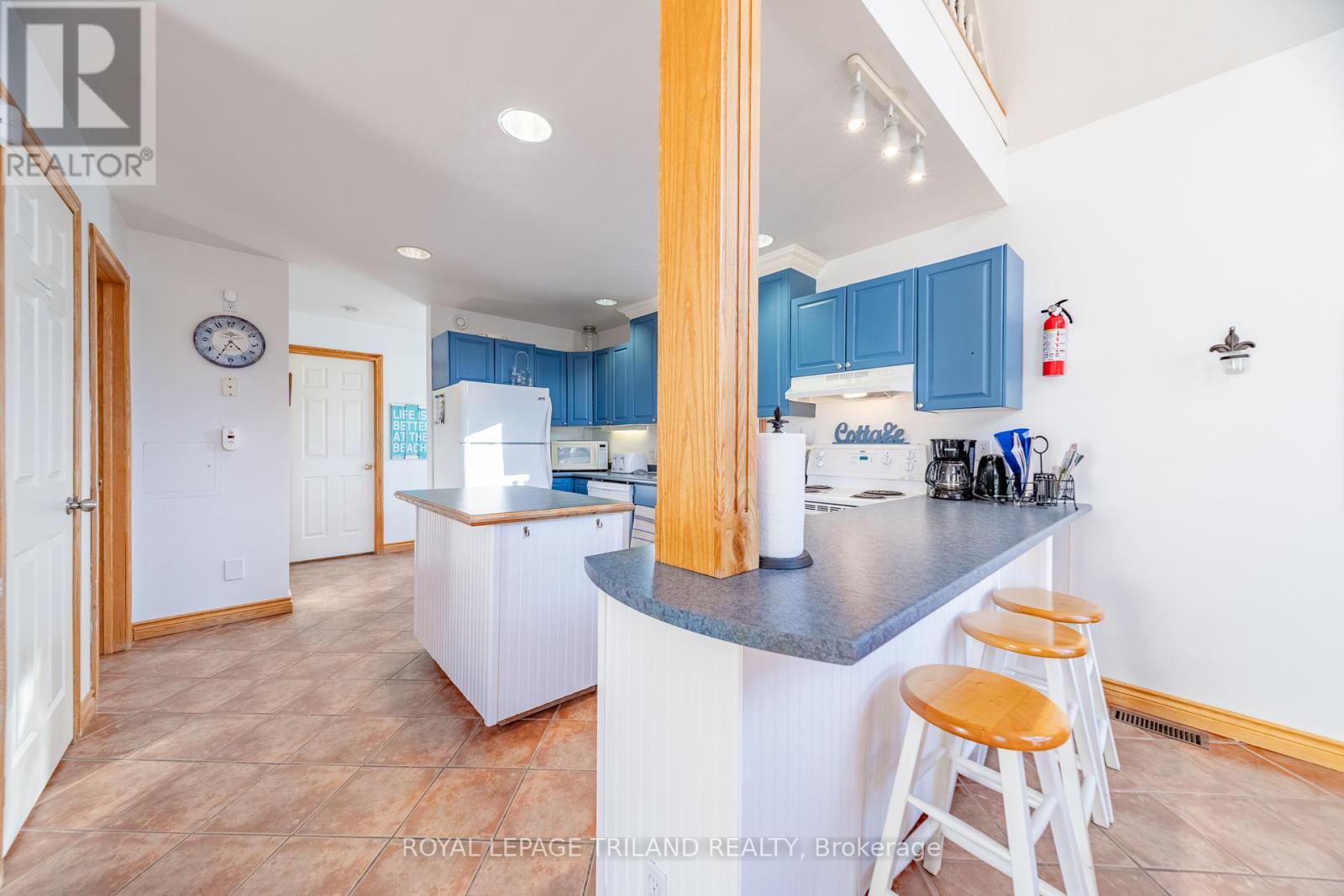 28 Elmwood Avenue, Lambton Shores, Ontario  N0M 1T0 - Photo 15 - X12924414