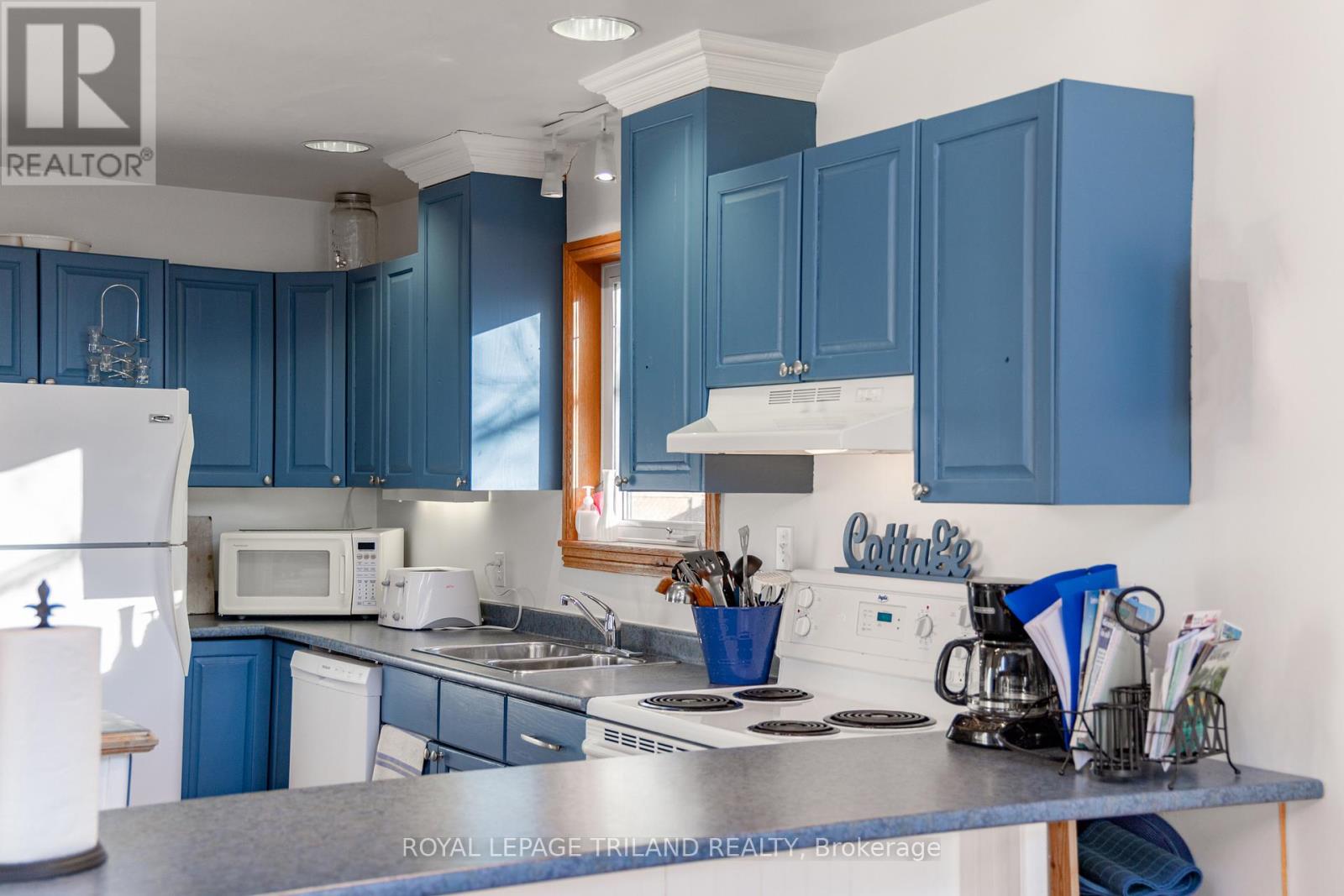 28 Elmwood Avenue, Lambton Shores, Ontario  N0M 1T0 - Photo 16 - X12924414