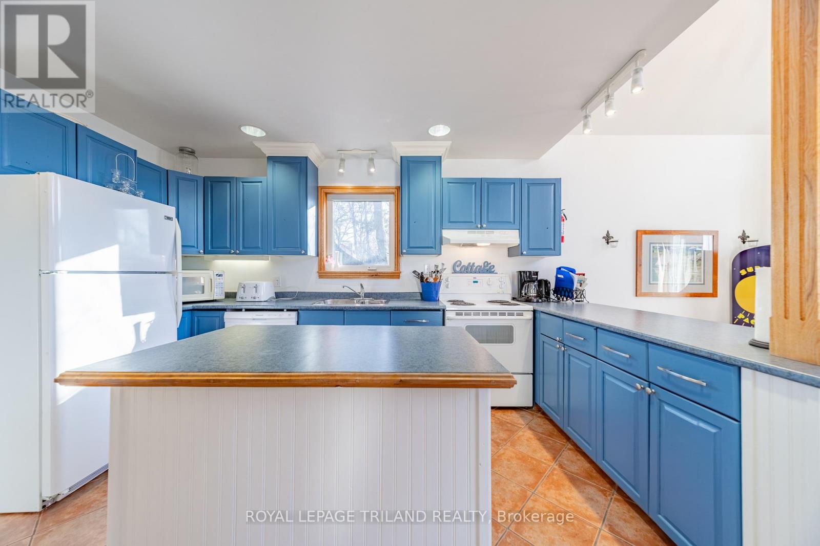 28 Elmwood Avenue, Lambton Shores, Ontario  N0M 1T0 - Photo 17 - X12924414