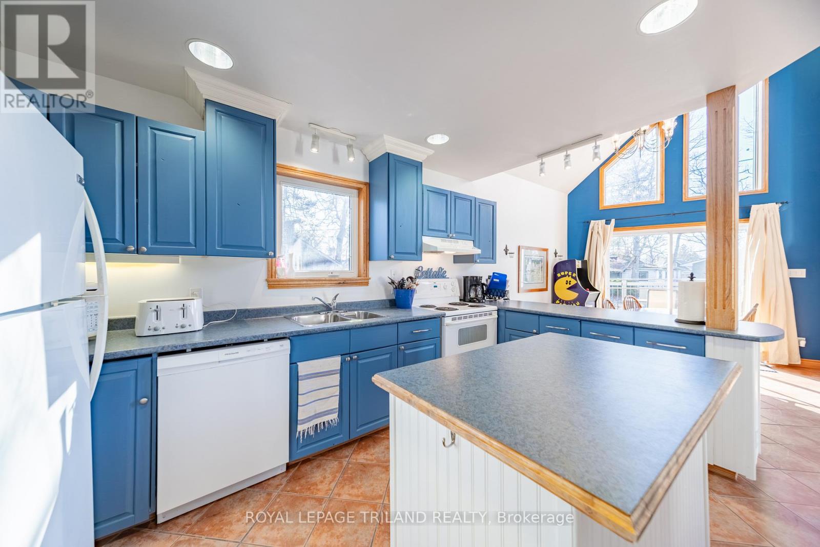 28 Elmwood Avenue, Lambton Shores, Ontario  N0M 1T0 - Photo 19 - X12924414