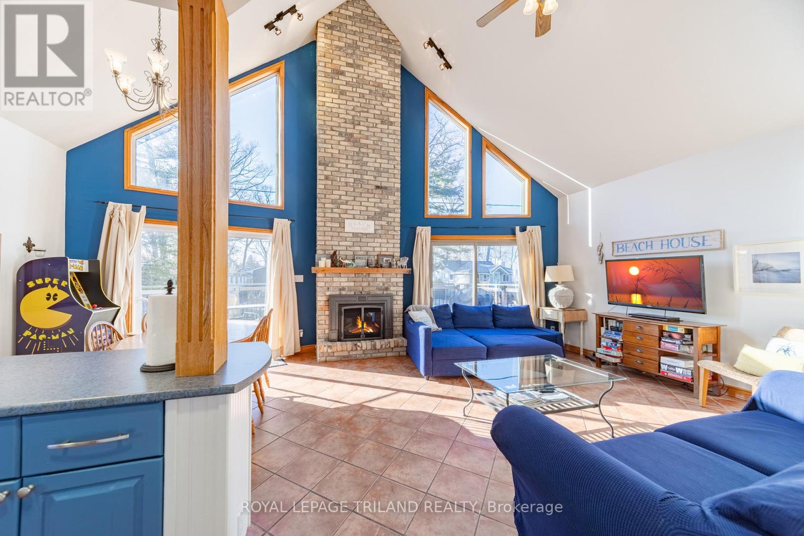 28 Elmwood Avenue, Lambton Shores, Ontario  N0M 1T0 - Photo 2 - X12924414