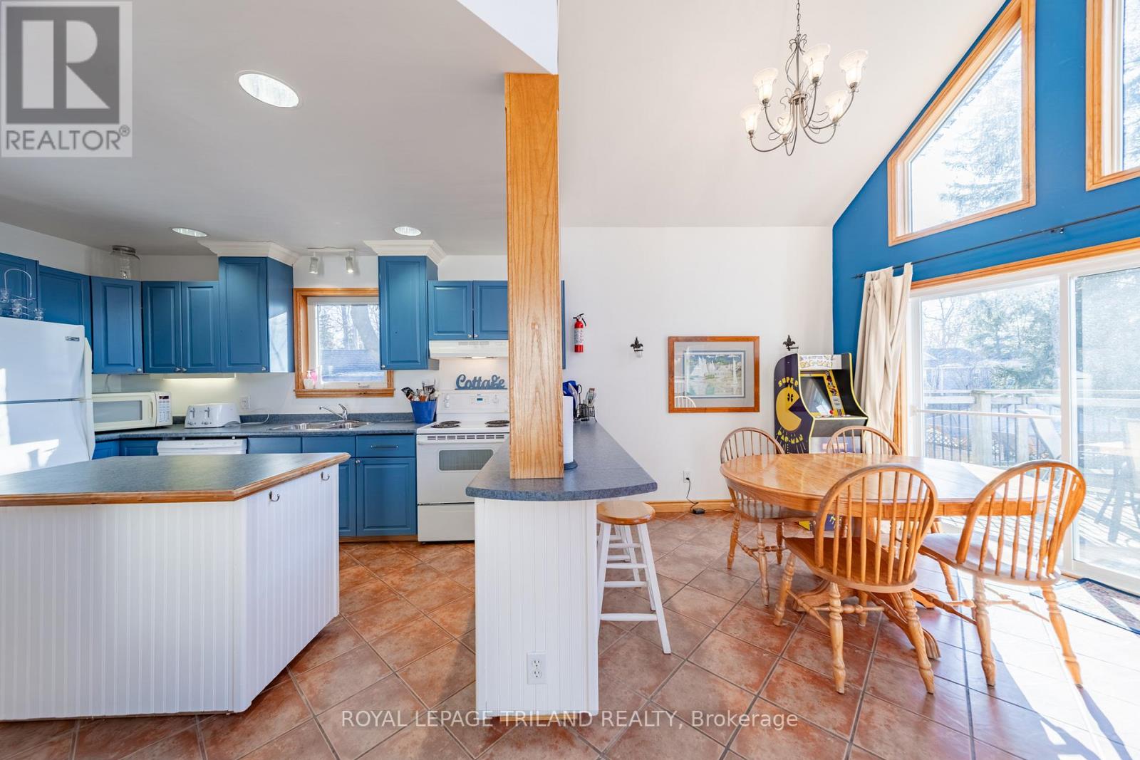 28 Elmwood Avenue, Lambton Shores, Ontario  N0M 1T0 - Photo 21 - X12924414