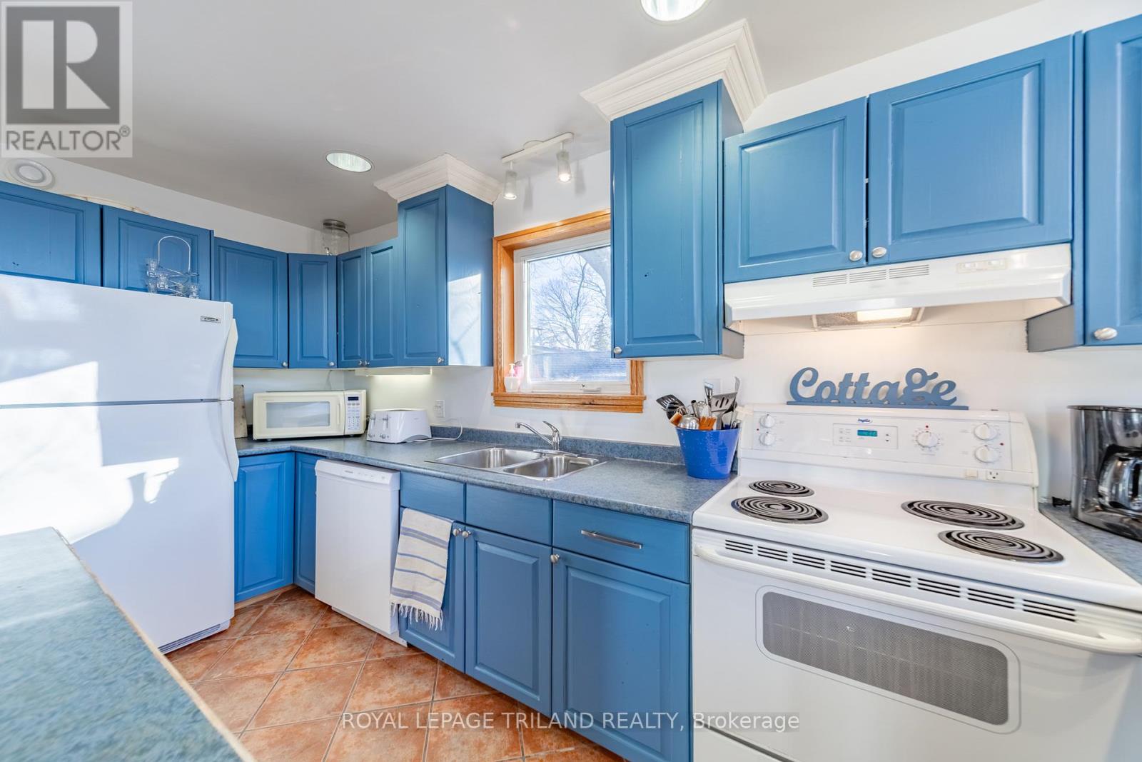 28 Elmwood Avenue, Lambton Shores, Ontario  N0M 1T0 - Photo 3 - X12924414