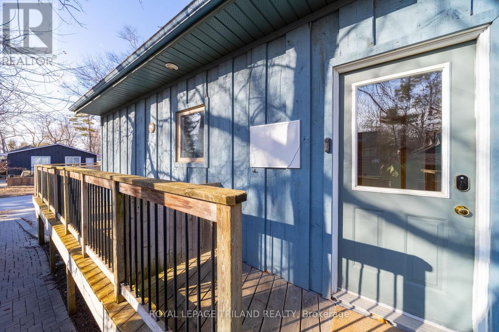 28 Elmwood Avenue, Lambton Shores, Ontario  N0M 1T0 - Photo 9 - X12924414