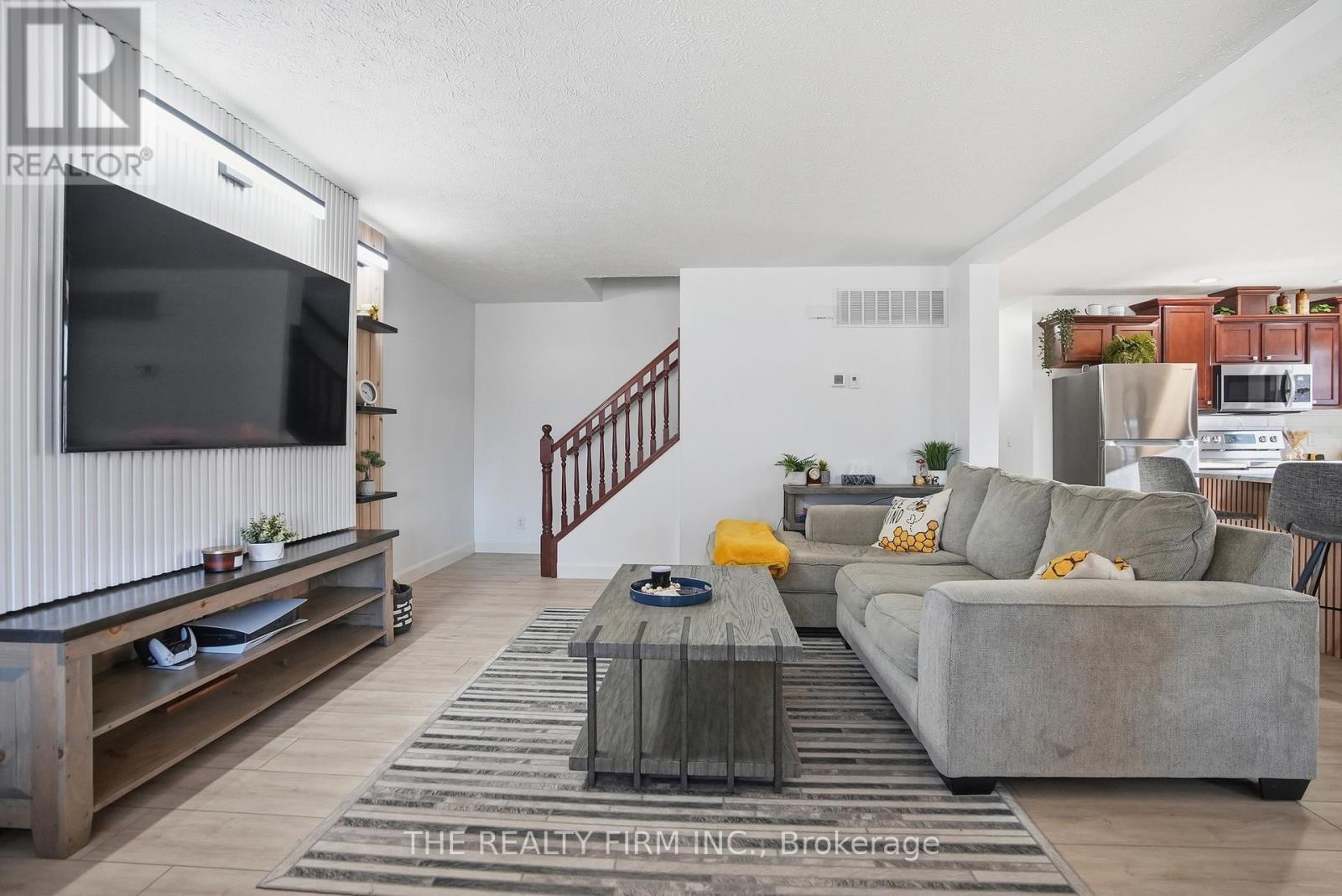 521 Ontario Street, Warwick, Ontario  N0M 2S0 - Photo 10 - X12924434