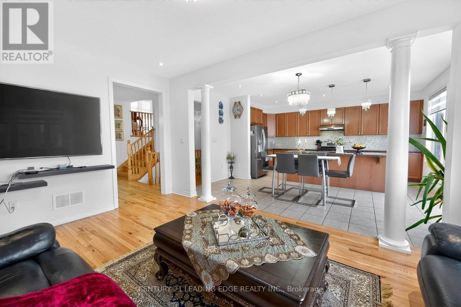 34 Buttonleaf Crescent, Whitchurch-Stouffville, Ontario  L4A 4P5 - Photo 8 - N12924422