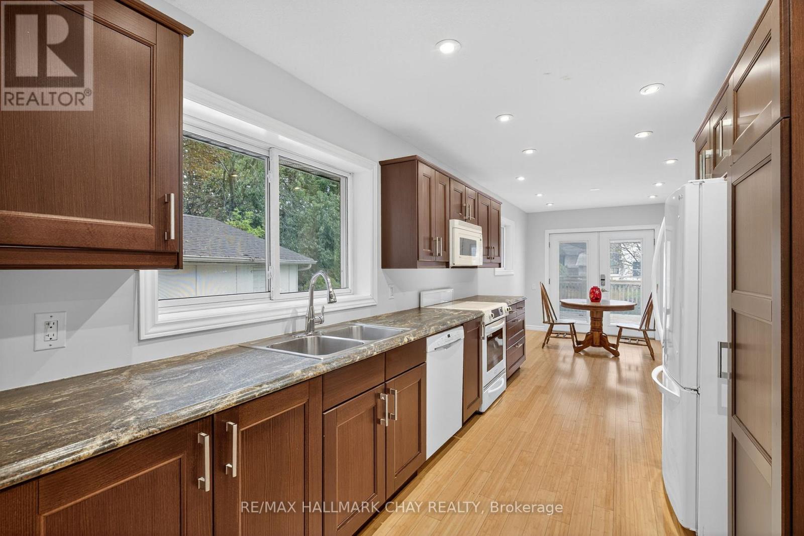 29 Oakley Park Square, Barrie (Wellington), Ontario  L4M 2K2 - Photo 10 - S12924452