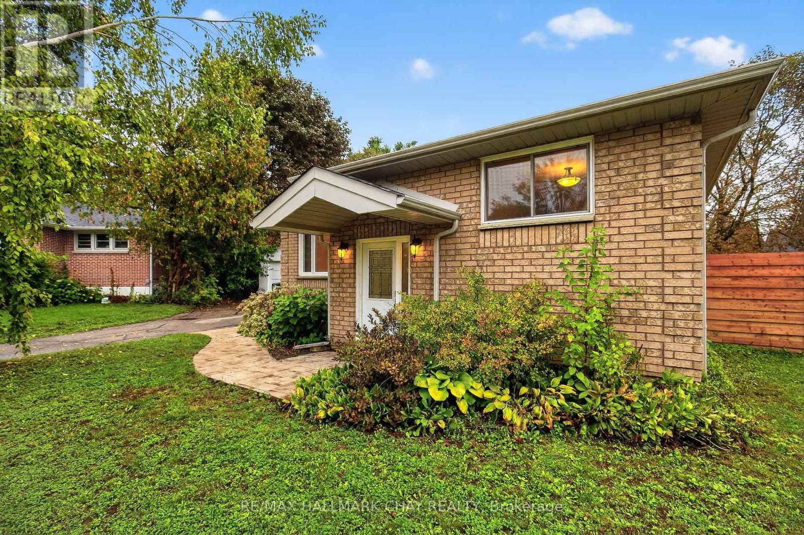 29 Oakley Park Square, Barrie (Wellington), Ontario  L4M 2K2 - Photo 2 - S12924452