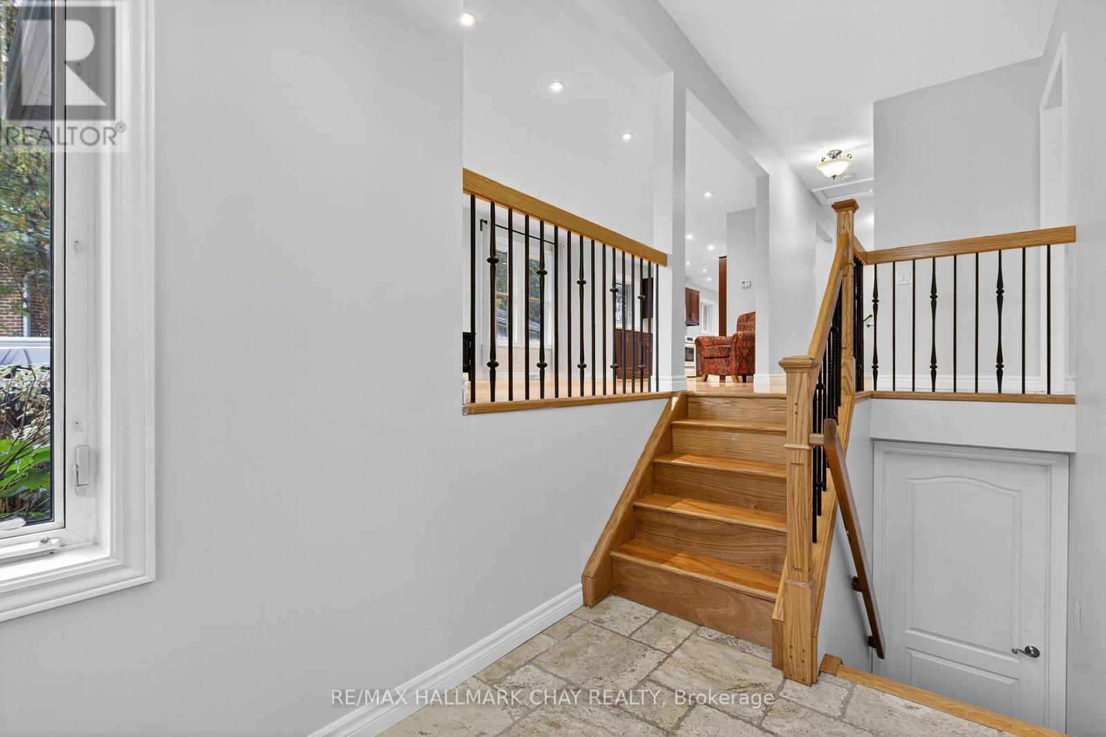 29 Oakley Park Square, Barrie (Wellington), Ontario  L4M 2K2 - Photo 3 - S12924452