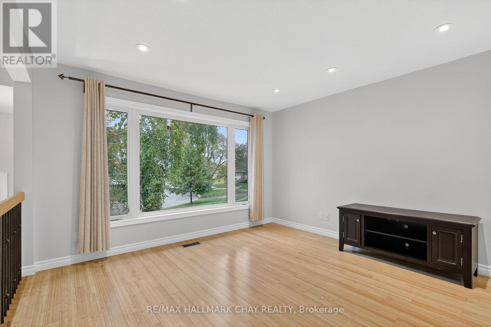 29 Oakley Park Square, Barrie (Wellington), Ontario  L4M 2K2 - Photo 5 - S12924452