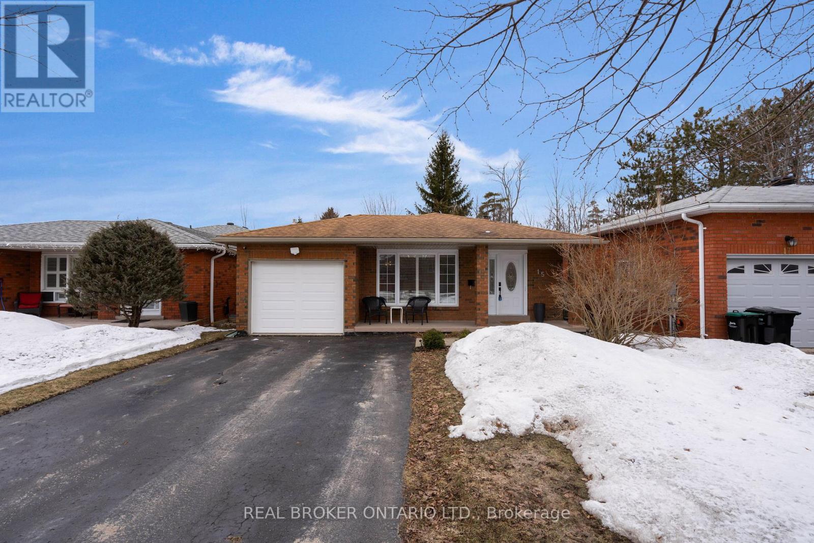 15 BUCHANAN STREET, Barrie, Ontario