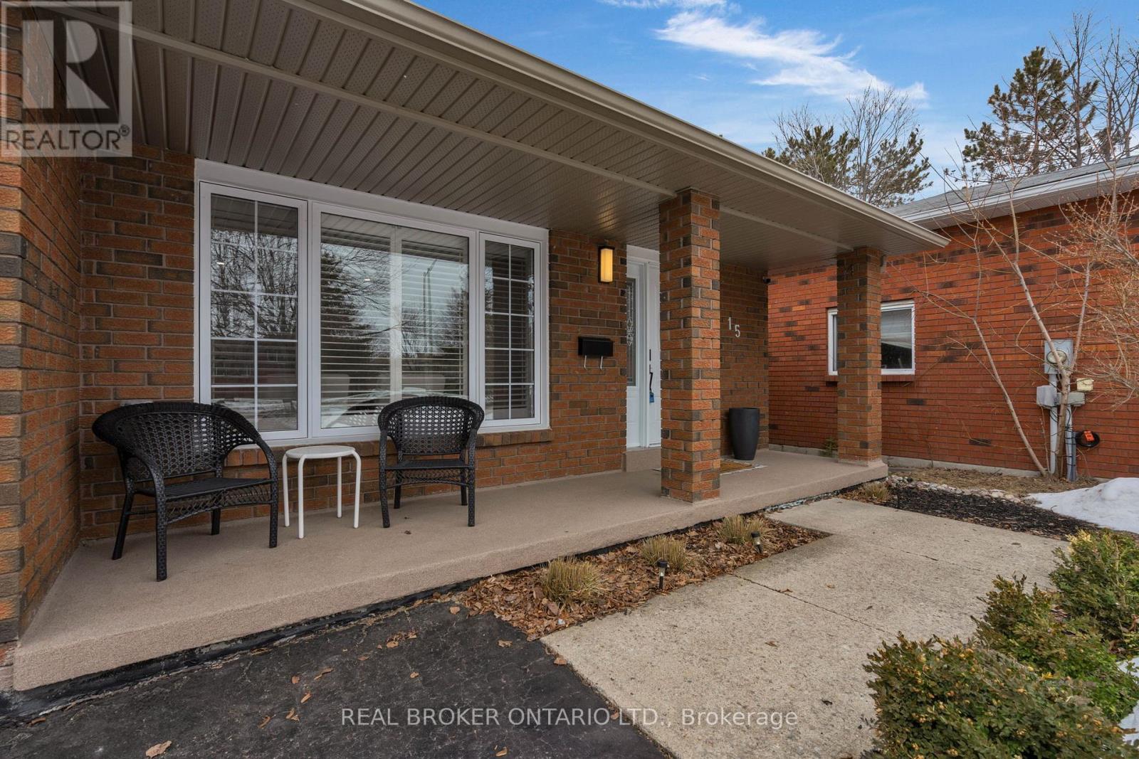 15 Buchanan Street, Barrie, Ontario  L4M 6B7 - Photo 2 - S12924506