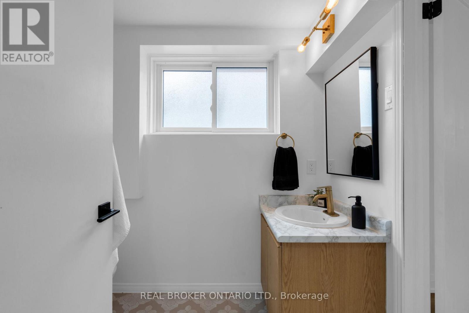 15 Buchanan Street, Barrie, Ontario  L4M 6B7 - Photo 35 - S12924506