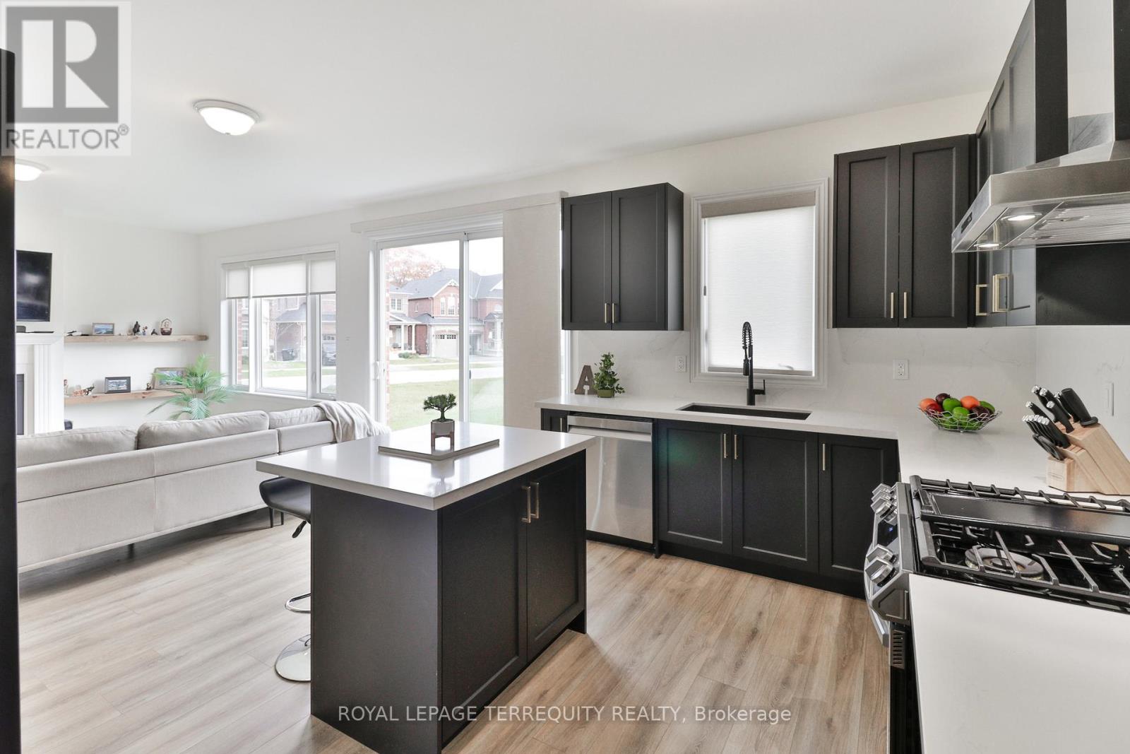 26 Sanford Circle, Springwater, Ontario  L9X 2A8 - Photo 10 - S12924562