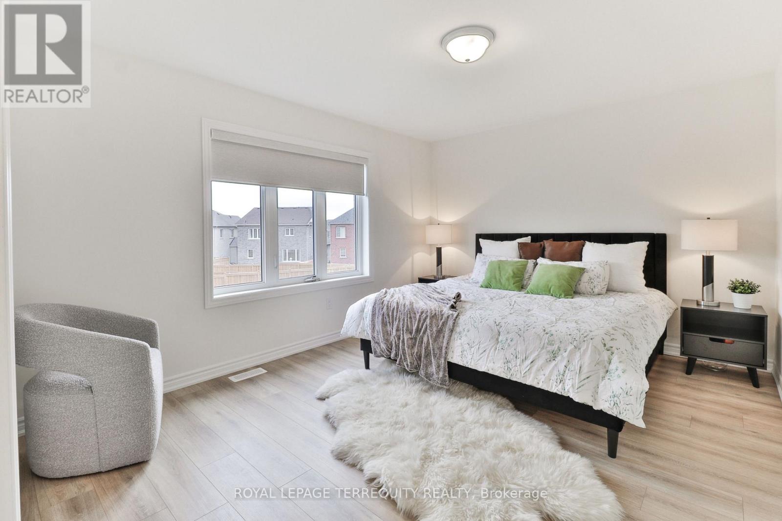 26 Sanford Circle, Springwater, Ontario  L9X 2A8 - Photo 15 - S12924562