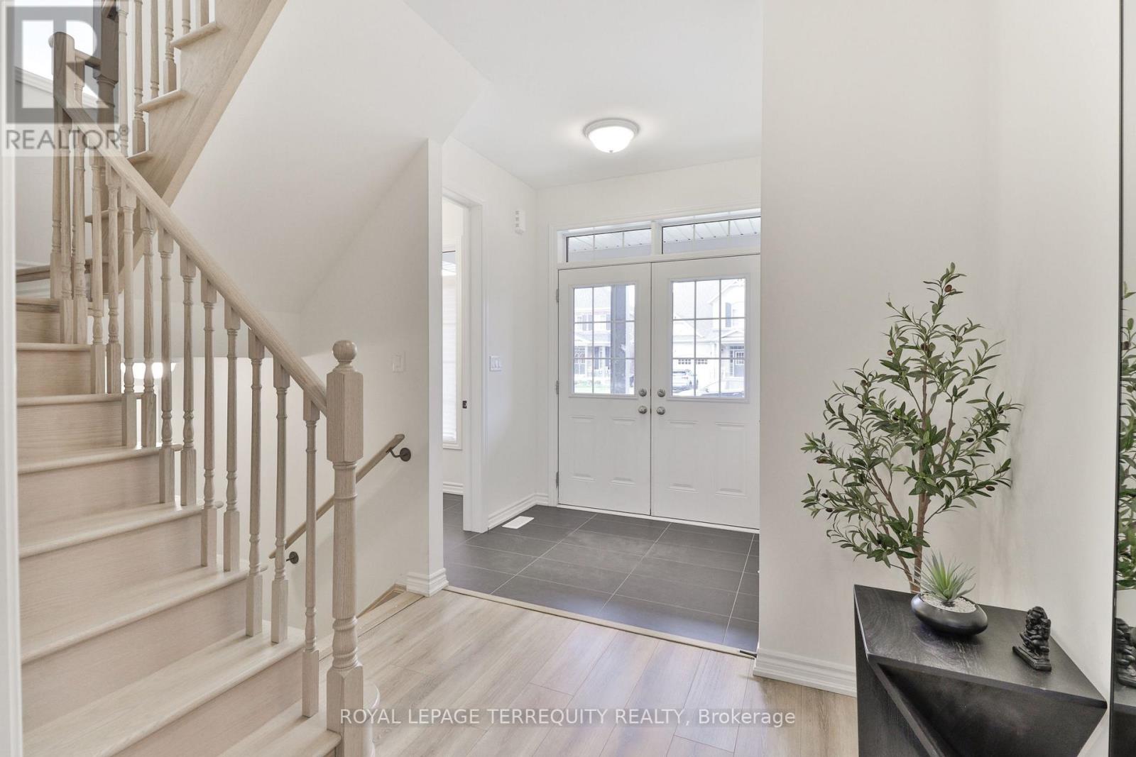 26 Sanford Circle, Springwater, Ontario  L9X 2A8 - Photo 4 - S12924562