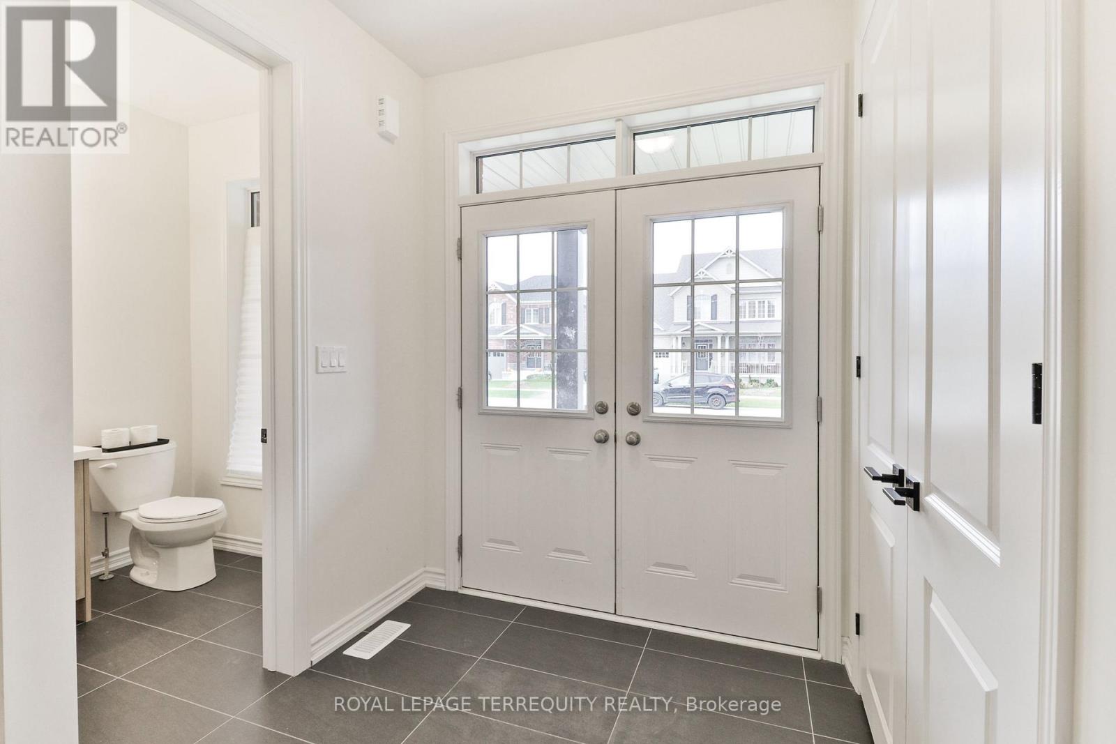 26 Sanford Circle, Springwater, Ontario  L9X 2A8 - Photo 5 - S12924562