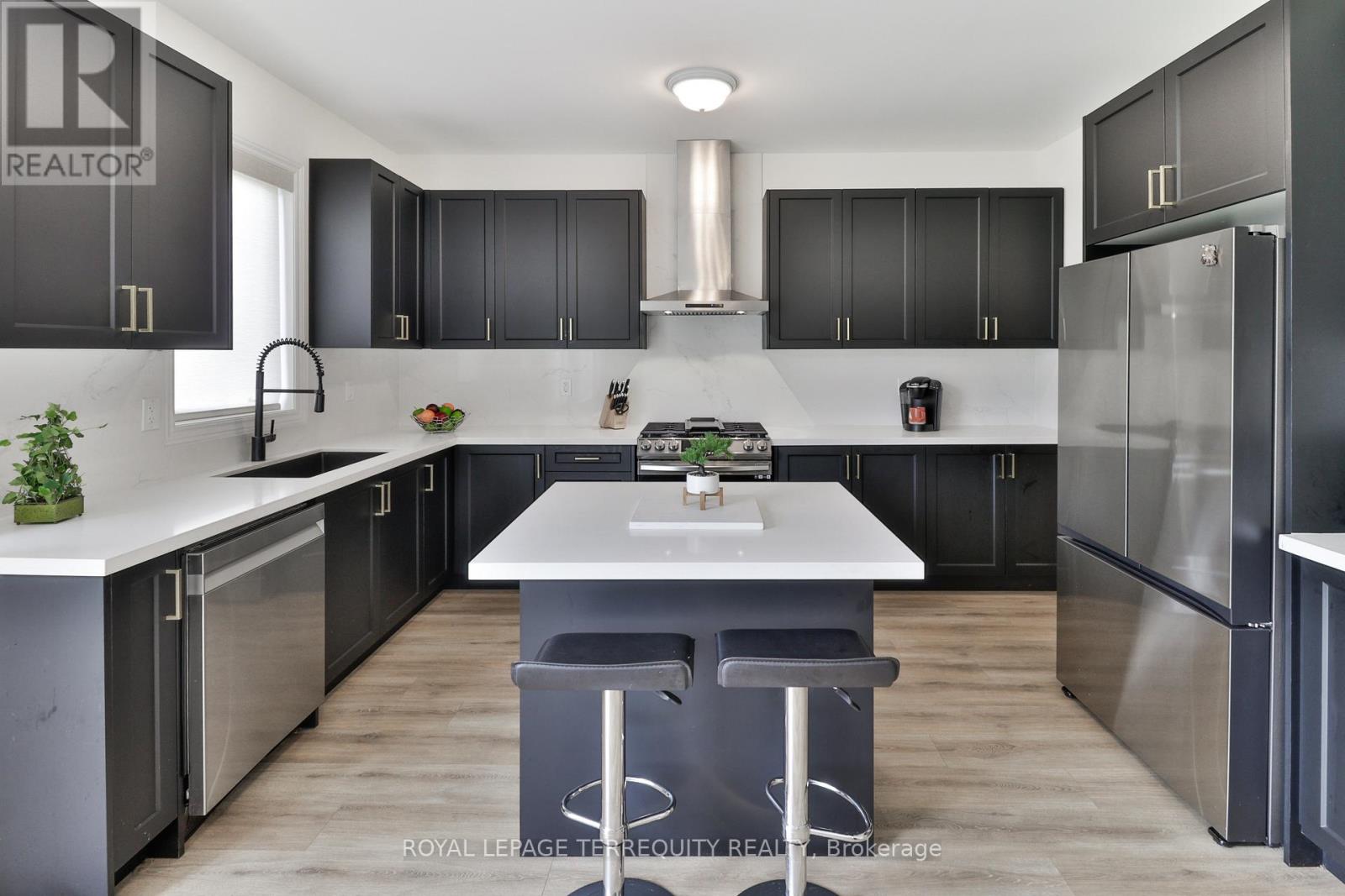 26 Sanford Circle, Springwater, Ontario  L9X 2A8 - Photo 9 - S12924562