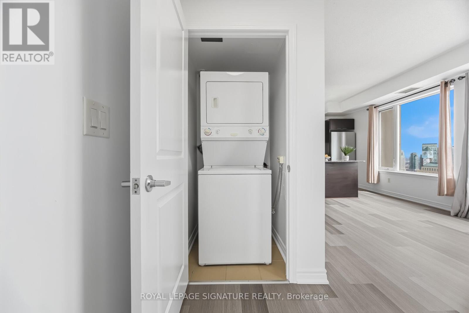 2608 - 385 Prince Of Wales Drive, Mississauga, Ontario  L5B 0C6 - Photo 28 - W12924444