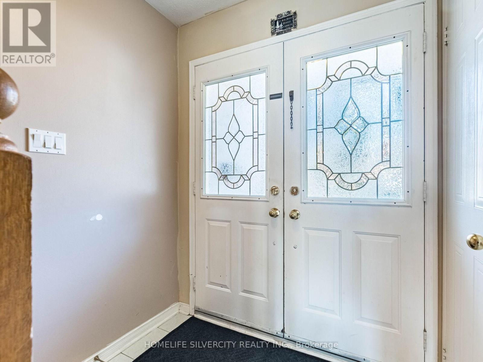 110 Richwood Crescent, Brampton, Ontario  L6X 4K7 - Photo 7 - W12924450