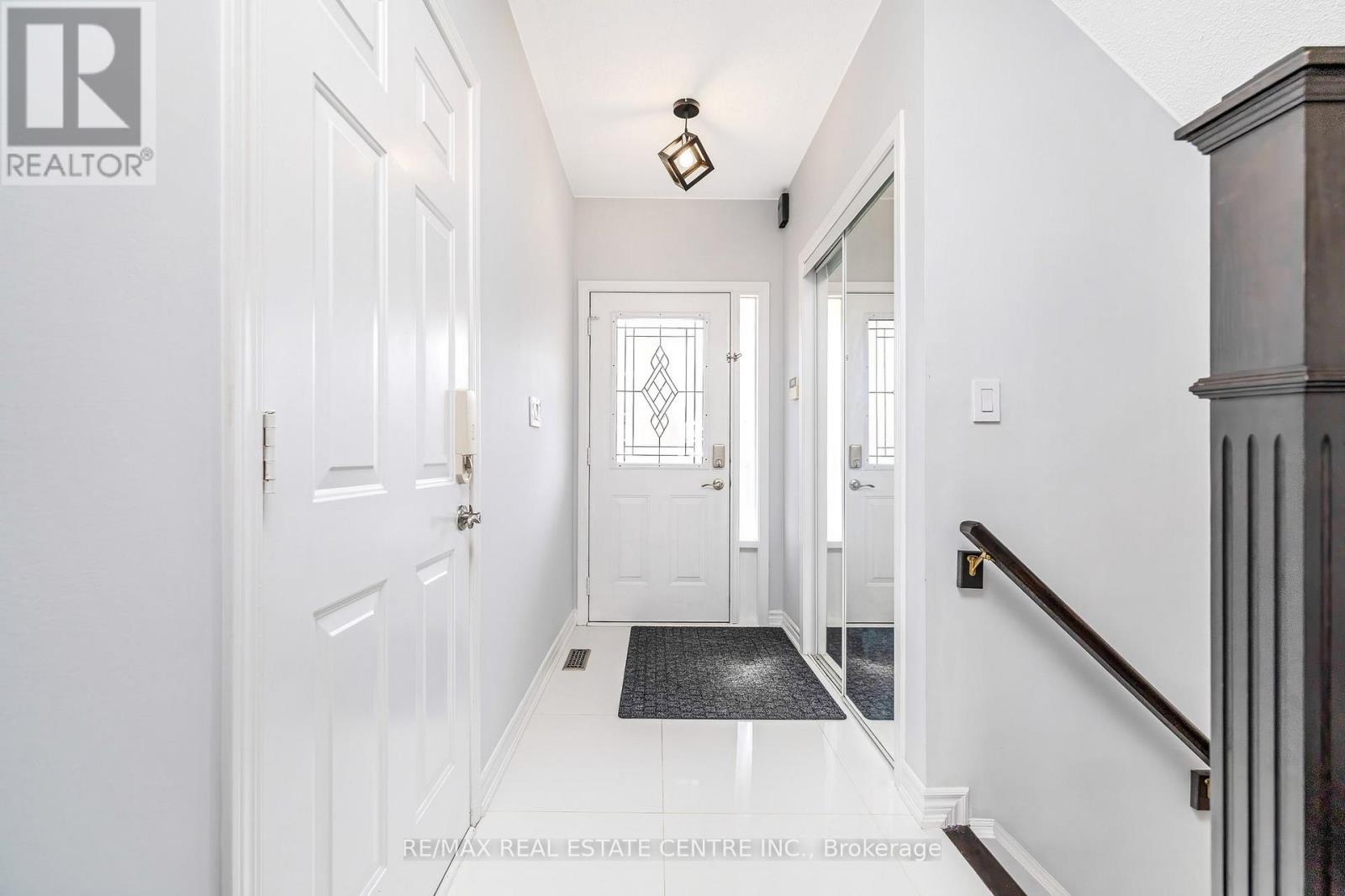 1617 Cartwright Crescent, Milton, Ontario  L9T 5N6 - Photo 2 - W12924556