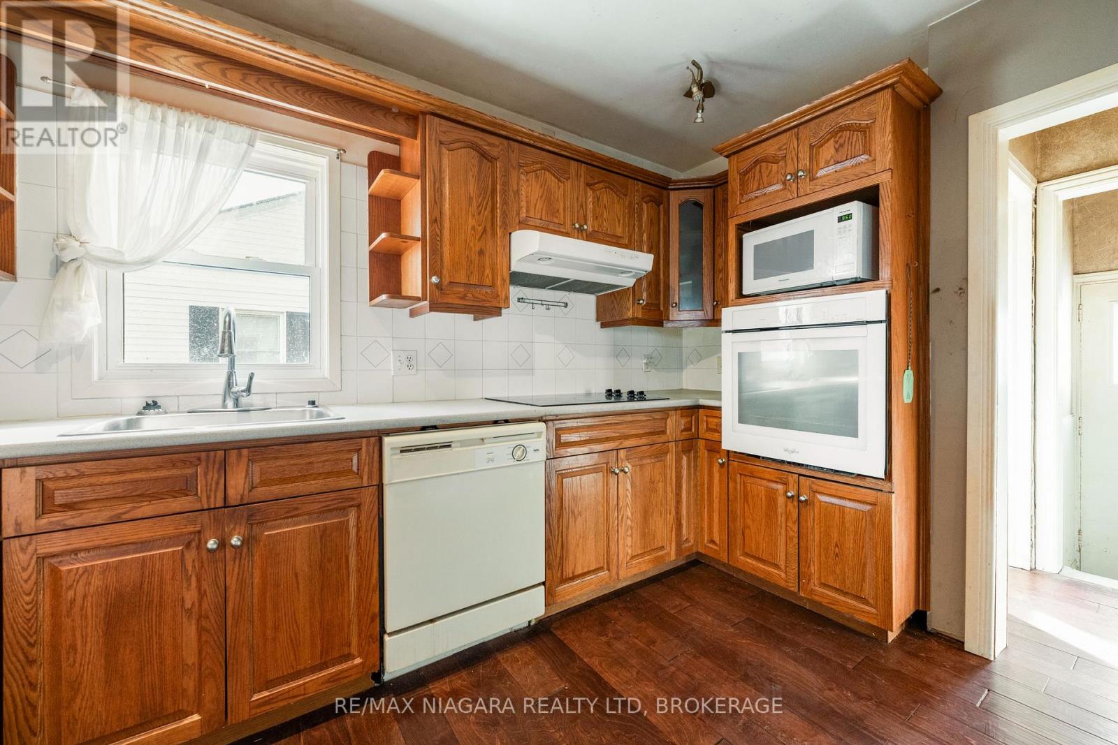 12 Admiral Road, St. Catharines, Ontario  L2P 1G5 - Photo 11 - X12924684