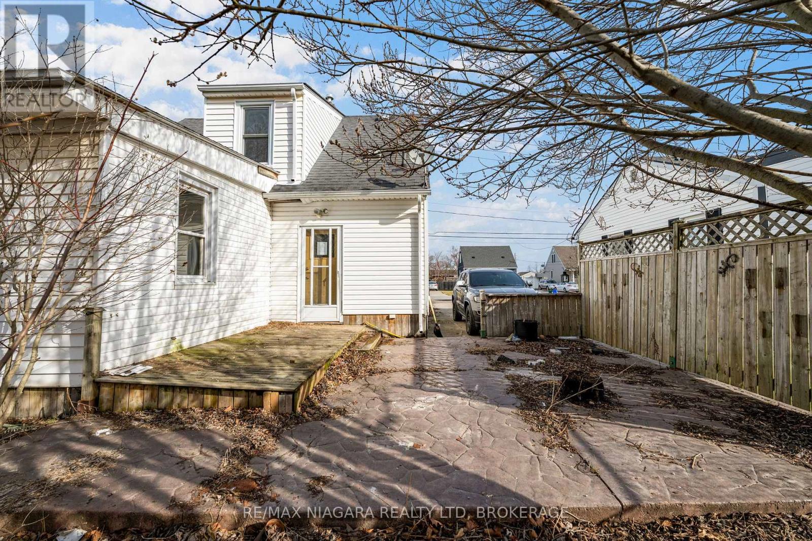 12 Admiral Road, St. Catharines, Ontario  L2P 1G5 - Photo 3 - X12924684