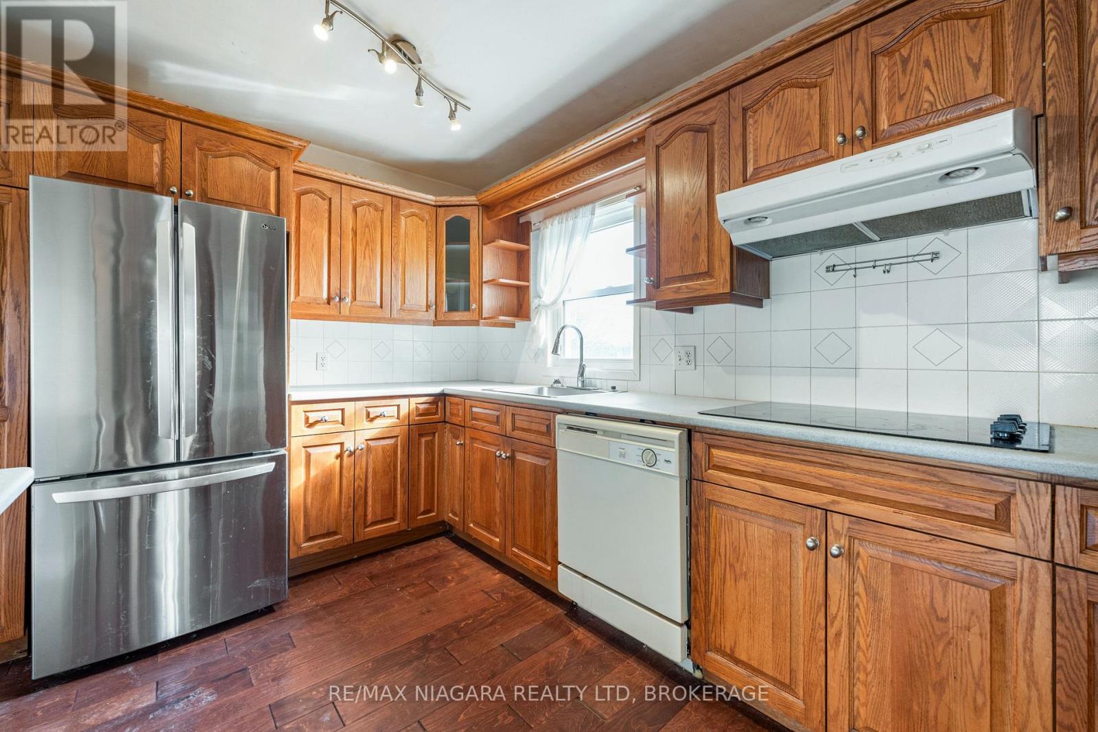 12 Admiral Road, St. Catharines, Ontario  L2P 1G5 - Photo 7 - X12924684