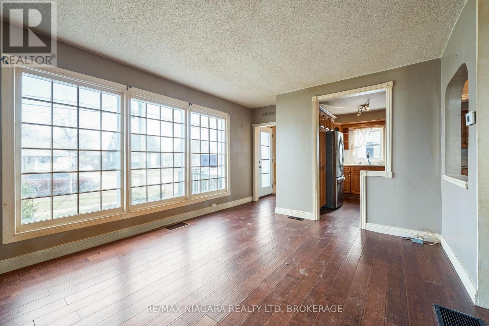 12 Admiral Road, St. Catharines, Ontario  L2P 1G5 - Photo 9 - X12924684