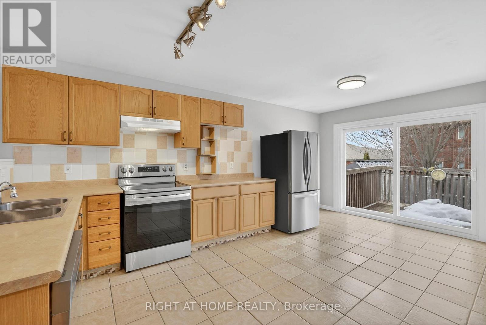 16 Glenhill Drive, Barrie, Ontario  L4N 5X4 - Photo 13 - S12924866